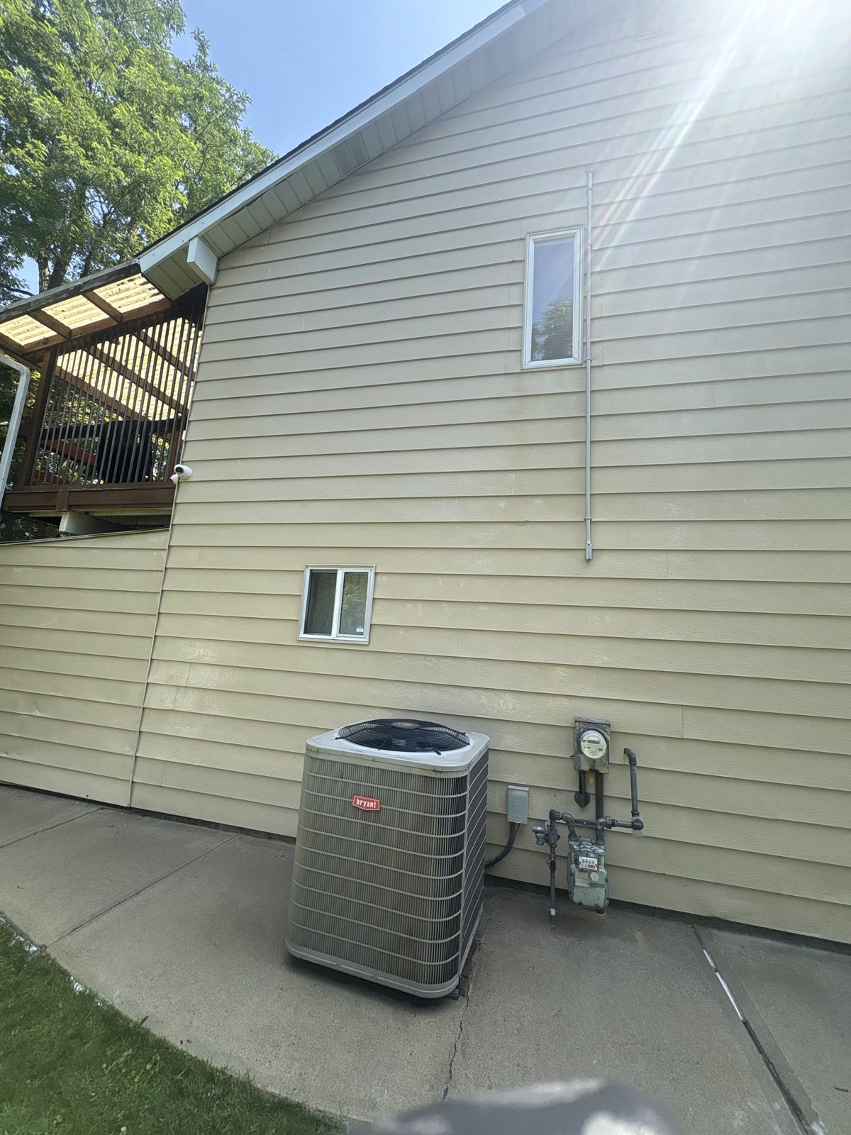 Clean cream vinyl siding after soft wash